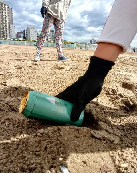 Una vez por semana se juntan en distintos puntos de Mar del Plata a limpiar las playas Una vez por semana se juntan en distintos puntos de Mar del Plata a limpiar las playas