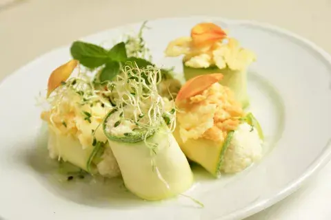 Tibio de ricota en roulettes de zucchinis.