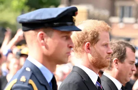 Harry denunció que fue víctima de agresiones físicas y verbales por parte de su hermano William. Harry denunció que fue víctima de agresiones físicas y verbales por parte de su hermano William.