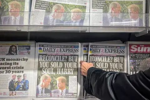 Los diarios británicos haciéndose eco de las memorias del príncipe Harry. Los diarios británicos haciéndose eco de las memorias del príncipe Harry.