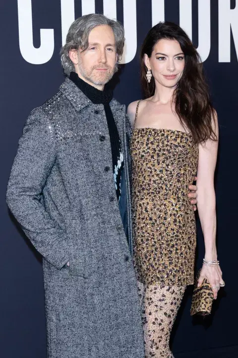 Anne Hathaway y su marido, Adam Shulman, en el desfile de Valentino. Anne Hathaway y su marido, Adam Shulman, en el desfile de Valentino.