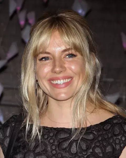 Sienna Miller luce el flequillo face framing.