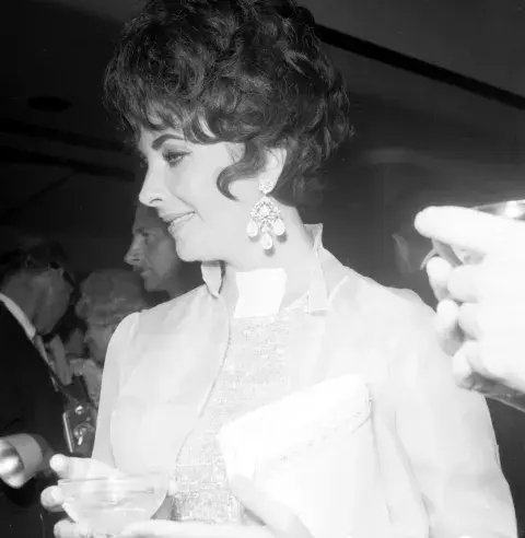 Elizabeth Taylor y unos maxiaros vintage que hoy la romperían Elizabeth Taylor y unos maxiaros vintage que hoy la romperían