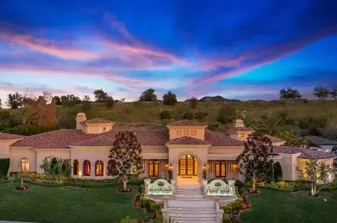 El frente de la mansión de Britney Spears. El frente de la mansión de Britney Spears.