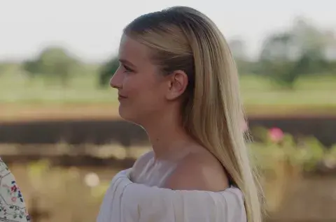 Camille es el personaje de Camille Razat en Emily in Paris. Camille es el personaje de Camille Razat en Emily in Paris.