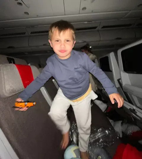 Toto, de 3 años, jugó con todo lo que su mamá le fue dando en las 12 horas de vuelo. Toto, de 3 años, jugó con todo lo que su mamá le fue dando en las 12 horas de vuelo.