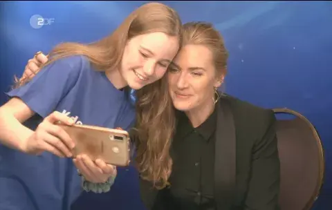 Kate Winslet junto a su pequeña entrevistadora.