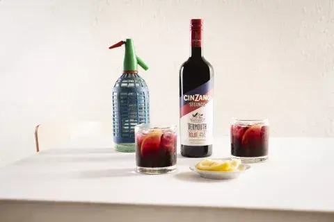 Segundo es el primer vemut de Cinzano que se hace fuera de Italia. Segundo es el primer vemut de Cinzano que se hace fuera de Italia.