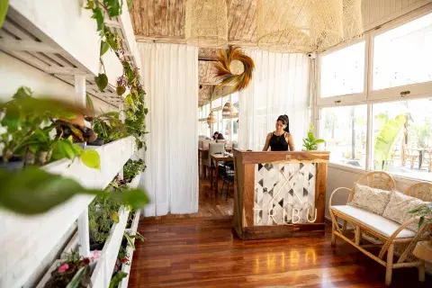 Toda la decoración de La Tribu busca emular los paradores de la playa.