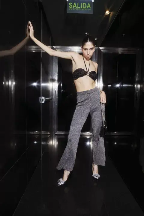 BRALETTE Y PANTALÓN (LAS PEPAS, $10.900 Y $37.900), STILETTOS (DOKIA, $33.500), MINIBAG (WIILA, $43.000). BRALETTE Y PANTALÓN (LAS PEPAS, $10.900 Y $37.900), STILETTOS (DOKIA, $33.500), MINIBAG (WIILA, $43.000).