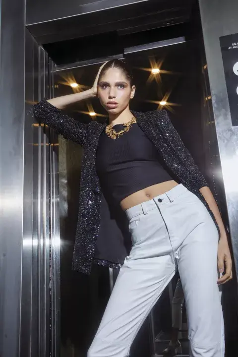 BLAZER (VOTTA, $54.000), TOP Y PANTALóN DE CUERO (SAFRA, $7800 Y $40.000), COLLAR (LA REGUEIRA, $93.000). BLAZER (VOTTA, $54.000), TOP Y PANTALóN DE CUERO (SAFRA, $7800 Y $40.000), COLLAR (LA REGUEIRA, $93.000).