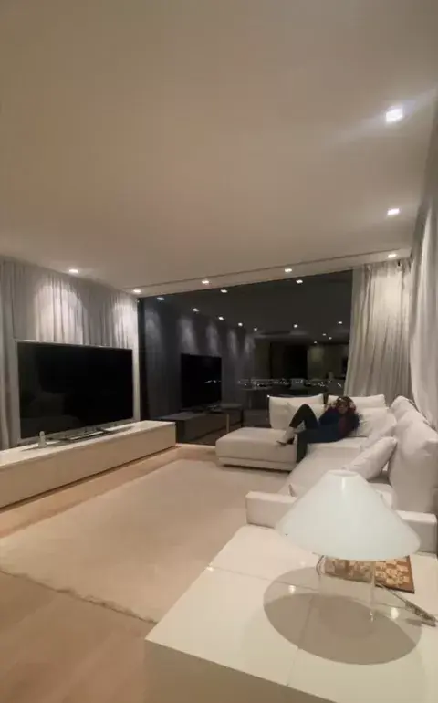 shakira_living.png shakira_living.png