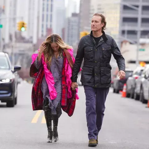 Aidan y Carrie se conocieron en la temporada 3 de Sex and the City. Aidan y Carrie se conocieron en la temporada 3 de Sex and the City.