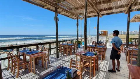 Montauk Brava Beach, en la Parada 10 de la Playa Brava, es un nuevo punto gastronómico y de encuentro, que brinda The Grand Hotel. Montauk Brava Beach, en la Parada 10 de la Playa Brava, es un nuevo punto gastronómico y de encuentro, que brinda The Grand Hotel.