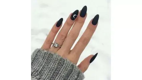 Total black y un detalle en plateado, nos escanta este diseño minimalista. Total black y un detalle en plateado, nos escanta este diseño minimalista.