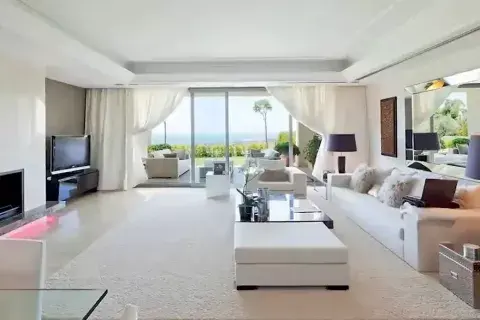 Los ventanales de la mansión con vista panorámica de la costa de Barcelona. Los ventanales de la mansión con vista panorámica de la costa de Barcelona.