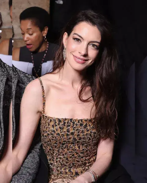 Anne Hathaway en el desfile de Valentino, en la Paris Fashion Week 2023. Anne Hathaway en el desfile de Valentino, en la Paris Fashion Week 2023.