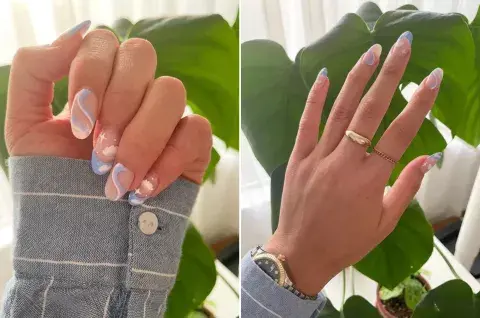 Con diseños diferentes en cada una de las uñas. Con diseños diferentes en cada una de las uñas.