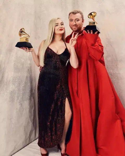 Kim Petras y Sam Smith tras haber ganados sus premios Grammy. Kim Petras y Sam Smith tras haber ganados sus premios Grammy.