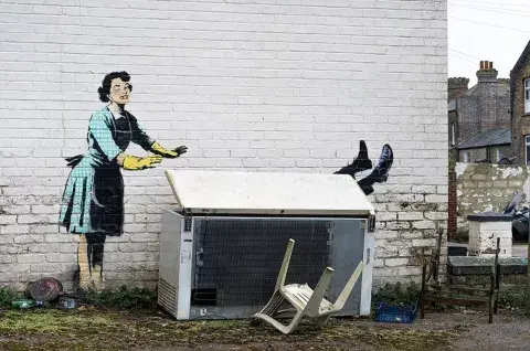 El mural de Banksy que denuncia la violencia de género. El mural de Banksy que denuncia la violencia de género.