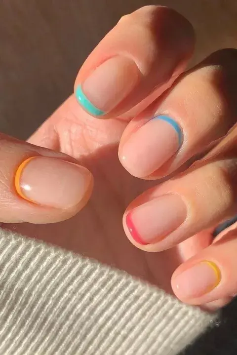 Con pequeñísimos detalles en colores. Con pequeñísimos detalles en colores.