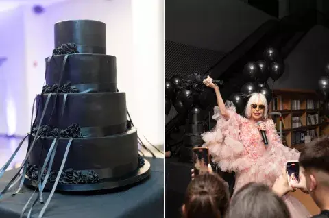 Marta festejó con una torta negra de cuatro pisos. Marta festejó con una torta negra de cuatro pisos.