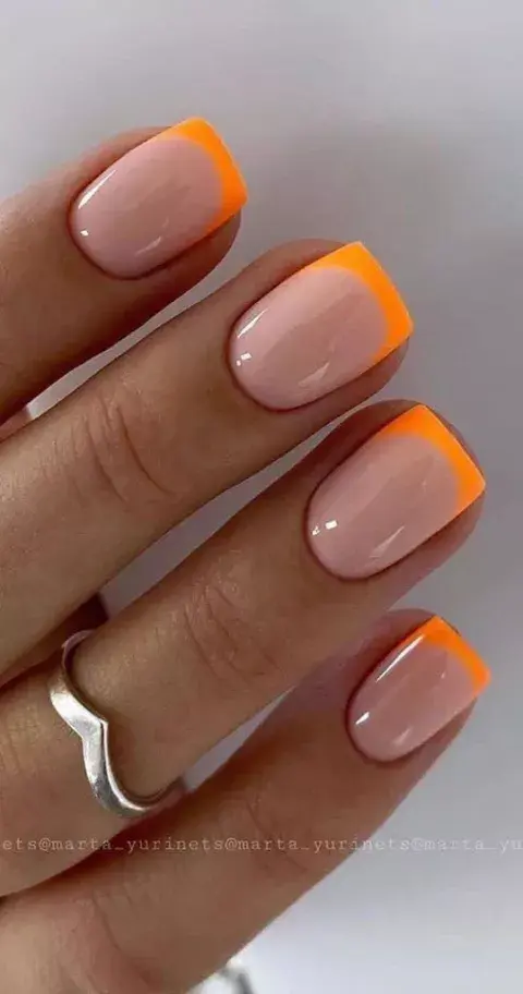 Si te gusta llevarlas cuadradas y sumarles algo de color.