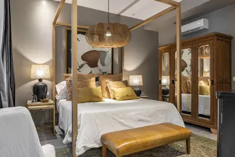 Casa Laurel, un hotel boutique en lo que fuera una propiedad del expresidente Raúl Alfonsín. Casa Laurel, un hotel boutique en lo que fuera una propiedad del expresidente Raúl Alfonsín.