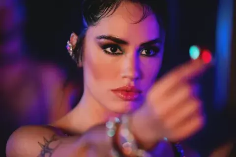 Lali en Cómprame un brishito, su nueva canción. Lali en Cómprame un brishito, su nueva canción.