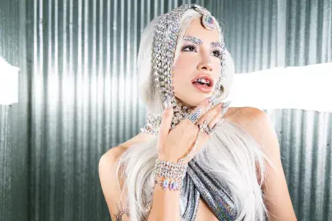 Uno de los increibles looks de Lali en su nuevo video. Uno de los increibles looks de Lali en su nuevo video.