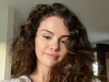 Selena se suma al 'full face' trend en TikTok. Selena se suma al 'full face' trend en TikTok.