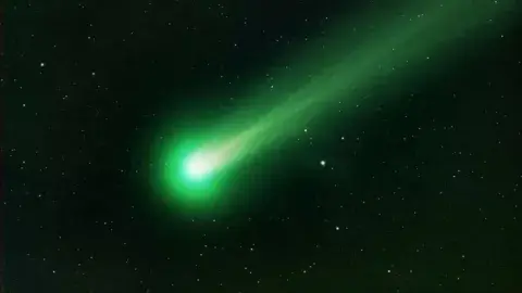 Un cometa verde, que pasa cada 50 mil años por la Tierra, podrá verse a simple vista desde nuestro país. Un cometa verde, que pasa cada 50 mil años por la Tierra, podrá verse a simple vista desde nuestro país.