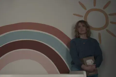 Taylor Schilling es otra de las grandes estrellas de Dear Edward. Taylor Schilling es otra de las grandes estrellas de Dear Edward.
