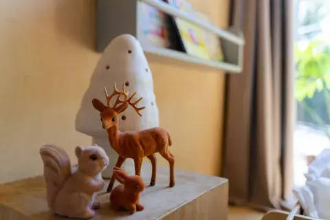 Animales de fieltro en miniatura + una lámpara de cerámica con forma de hongo para la mesita de luz de Blanca