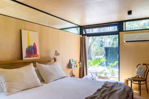 La casa tiene un solo dormitorio y la luz entra libre todo el día