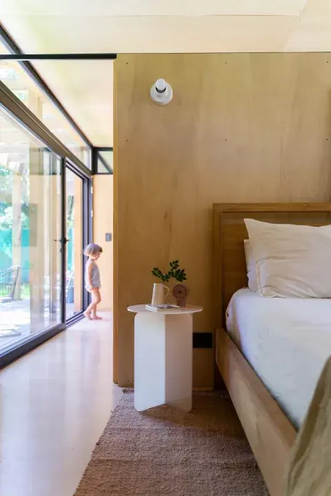 El blanco y la madera, los protagonistas del dormitorio