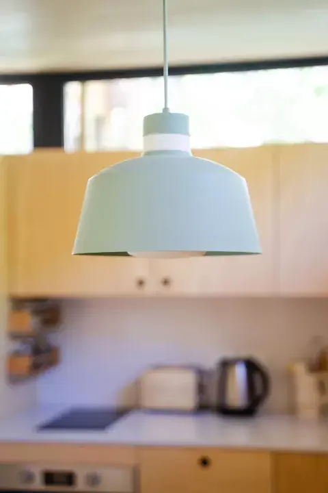 Lámparas de tipo industrial, pero en colores pastel para la cocina