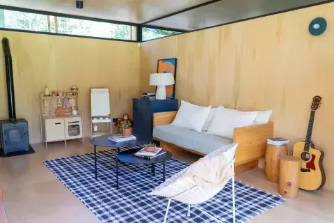 El living es el espacio de ocio, reunión y juegos de Blanca, con su cocinita de Para Sentarte Bajito (@parasentartebajito). Poltrona y la lámpara de mesa Pet de @lafelizestudio, textiles de Casa Bulla (@casabulla).