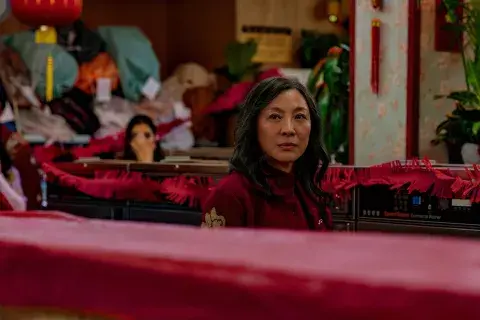 Michelle Yeoh es Evelyn Wang, dueña de una lavandería que ahora debe salvar al mundo. Michelle Yeoh es Evelyn Wang, dueña de una lavandería que ahora debe salvar al mundo.