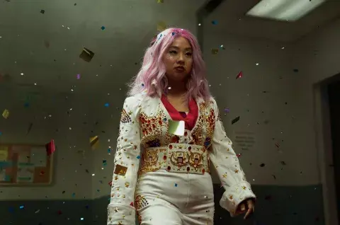 Stephanie Hsu interpreta a Joy, hija de Evelyn, entre otras cosas. Stephanie Hsu interpreta a Joy, hija de Evelyn, entre otras cosas.