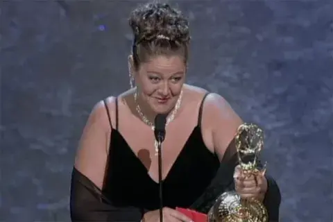 Camryn con su Emmy en 1998, dedicado "a todas las chicas gordas". Camryn con su Emmy en 1998, dedicado "a todas las chicas gordas".