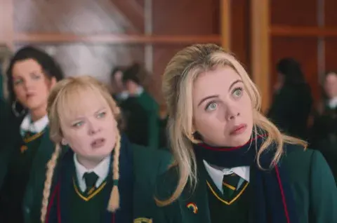 Derry Girls es LA comedia para quienes aman el humor británico. Derry Girls es LA comedia para quienes aman el humor británico.