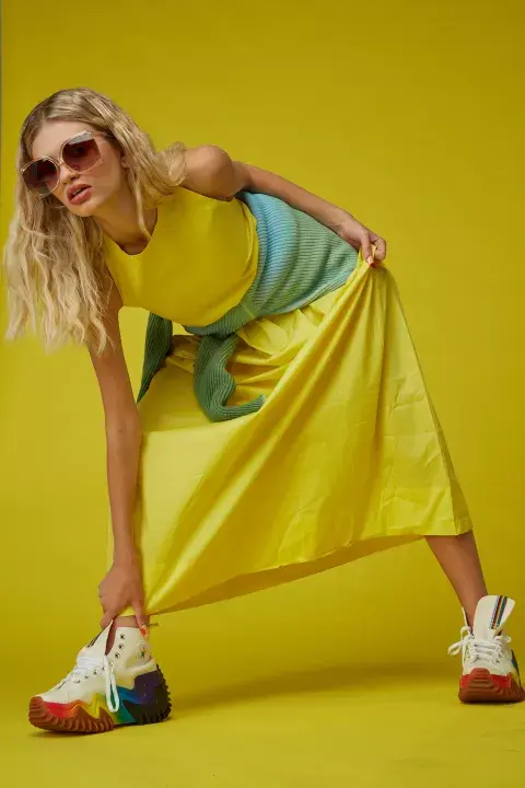VESTIDO (MILA KARTEI, $63.870), SUÉTER (LACOSTE, $40.000), ZAPATILLAS (CONVERSE, $38.700), LENTES (WEARELSE, $9990). VESTIDO (MILA KARTEI, $63.870), SUÉTER (LACOSTE, $40.000), ZAPATILLAS (CONVERSE, $38.700), LENTES (WEARELSE, $9990).