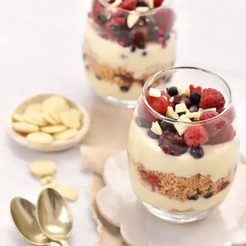 postre_en_vasitos_con_chocolate_blanco_y_frutos_rojos.jpg