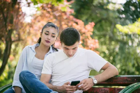 ¿Por qué revisamos el celular de nuestras parejas? El 29% de los encuestados lo hace para buscar información, el 6% instalar una app de segundo plano sin que su pareja lo supiera y el 6% revisó el celular para comprobar la geolocalización de su pareja en un determinado momento y lugar. ¿Por qué revisamos el celular de nuestras parejas? El 29% de los encuestados lo hace para buscar información, el 6% instalar una app de segundo plano sin que su pareja lo supiera y el 6% revisó el celular para comprobar la geolocalización de su pareja en un determinado momento y lugar.