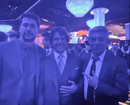 Santiago Mitre y Ricardo Darín junto a Tom Cruise. Santiago Mitre y Ricardo Darín junto a Tom Cruise.
