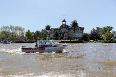 Leila en su consultorio flotante navegando en el Delta