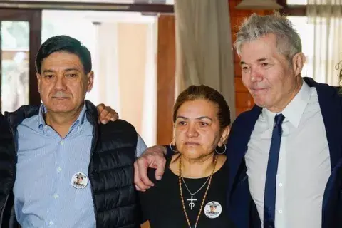 Fernando Burlando junto a los papás de Fernando, Graciela y Silvino. Fernando Burlando junto a los papás de Fernando, Graciela y Silvino.