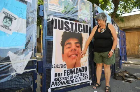 Los carteles pidiendo justicia por el crimen de Fernando. Los carteles pidiendo justicia por el crimen de Fernando.