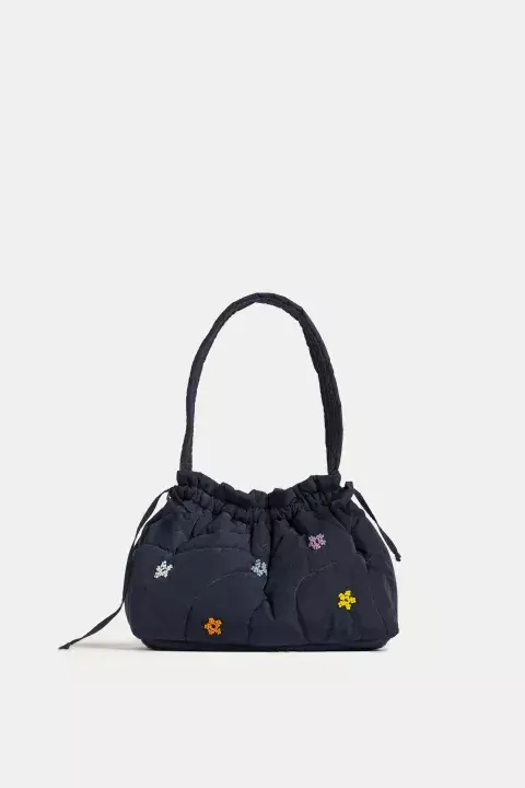 Una cartera impermeable, la mejor aliada para los días de lluvia. Una cartera impermeable, la mejor aliada para los días de lluvia.
